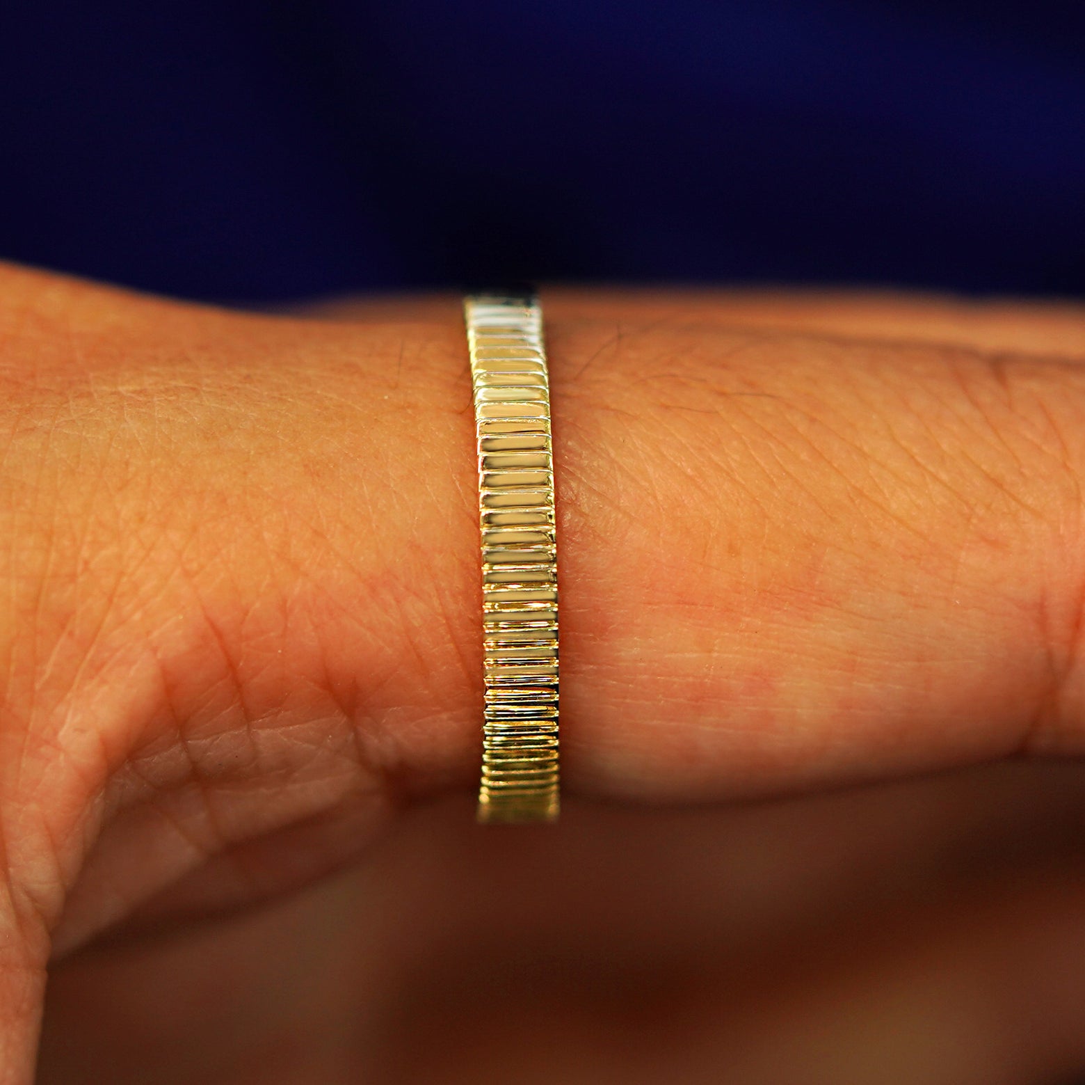 Side view of an Edge Band on a model's finger