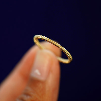 A model holding a Rope Ring tilted to show the side of the ring