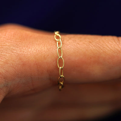 Side view of a Veren Ring on a model's finger