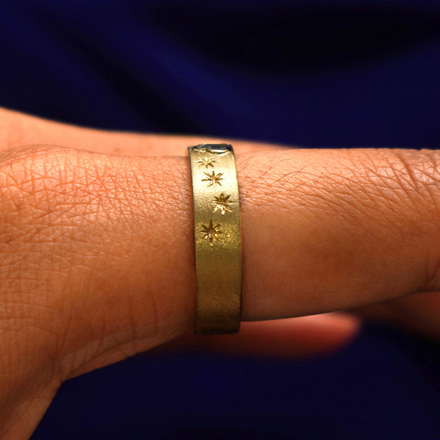 Alternate side view of a Cloud Diamond Band on a model's finger