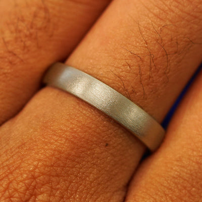 Close up view of a model's fingers wearing a 14k champagne gold Mix Matte Band