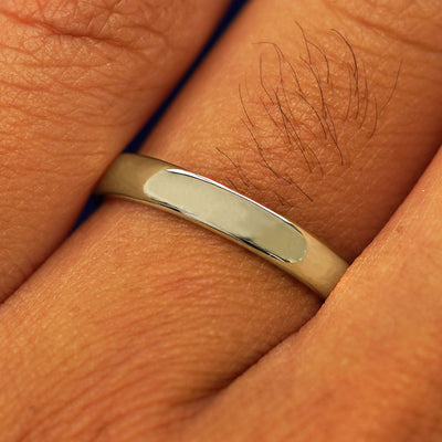 Close up view of a model's fingers wearing a 14k champagne gold Mix Mirror Band