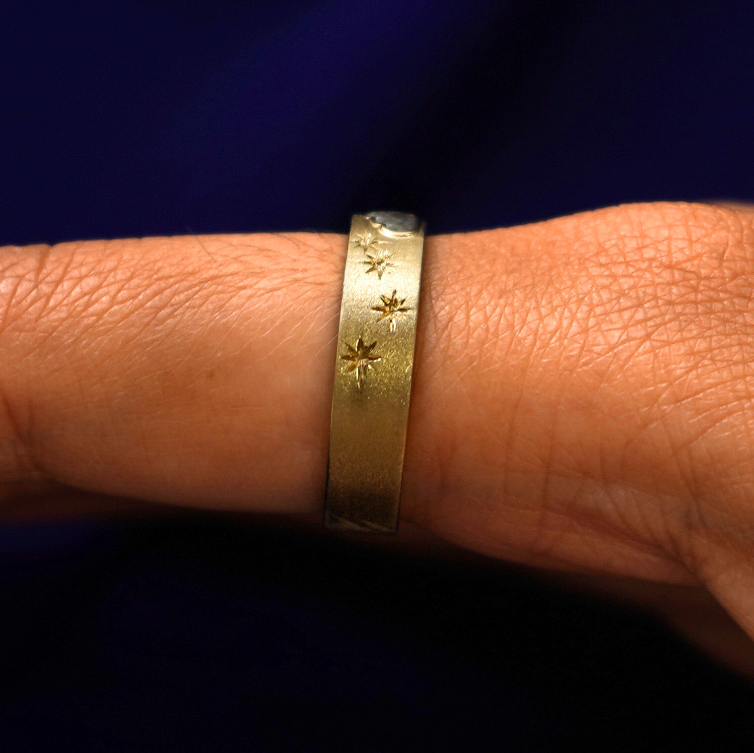 Side view of a Cloud Diamond Band on a model's finger