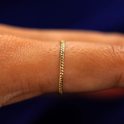 Side view of a Mini Miami Ring on a model's finger