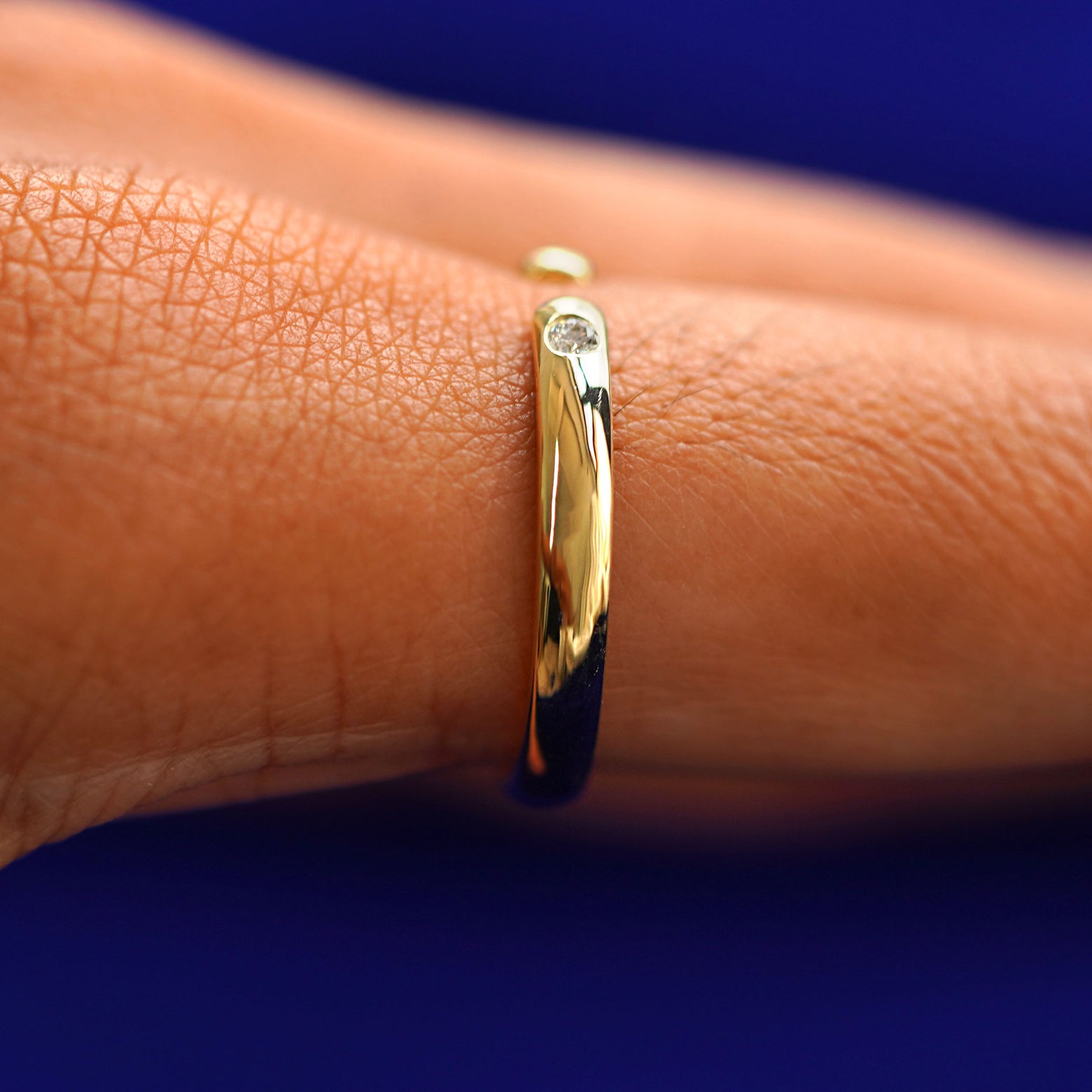 Side view of a Open Curvy Band on a model's finger