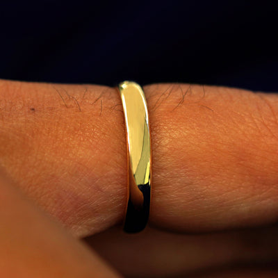 Side view of a 14 karat solid gold Mix Mirror Band on a model's finger