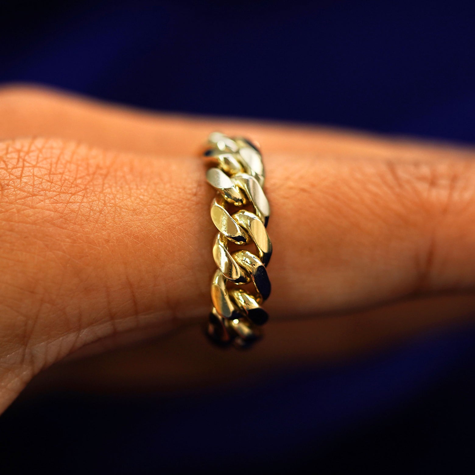 Side view of a Miami Chain Ring on a model's finger