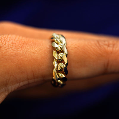 Side view of a Miami Chain Ring on a model's finger