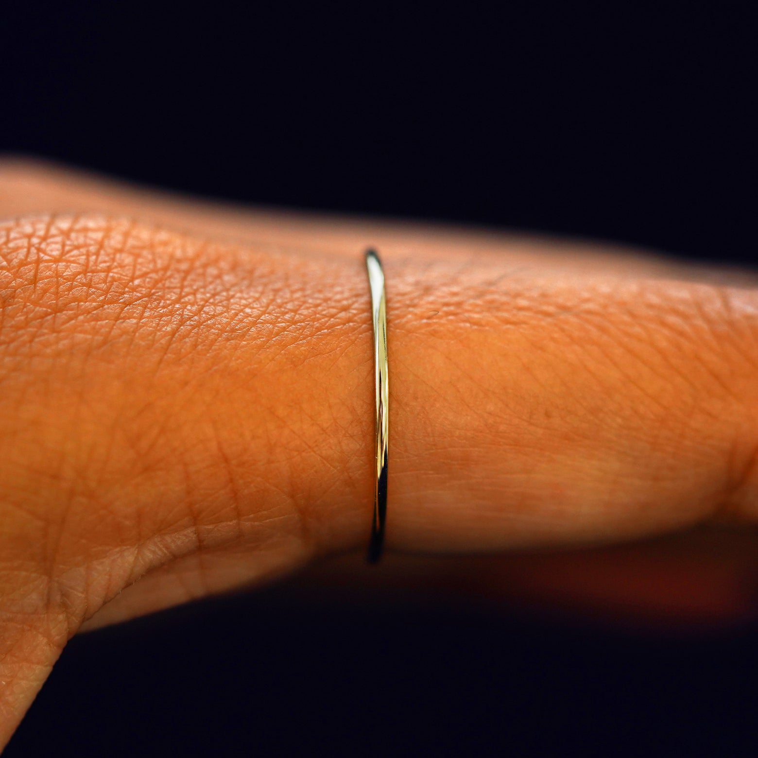 Side view of a Line Ring on a model's finger