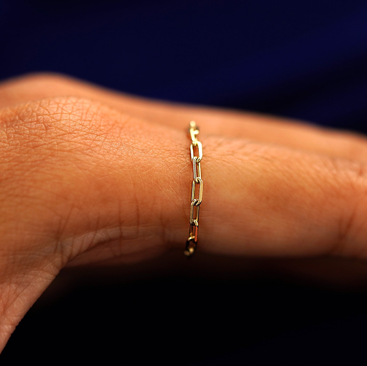 Side view of a Butch Chain Ring on a model's finger