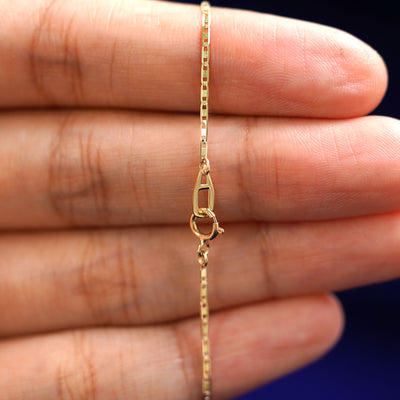 An Automic Gold AU spring ring clasp on a Valentine Chain