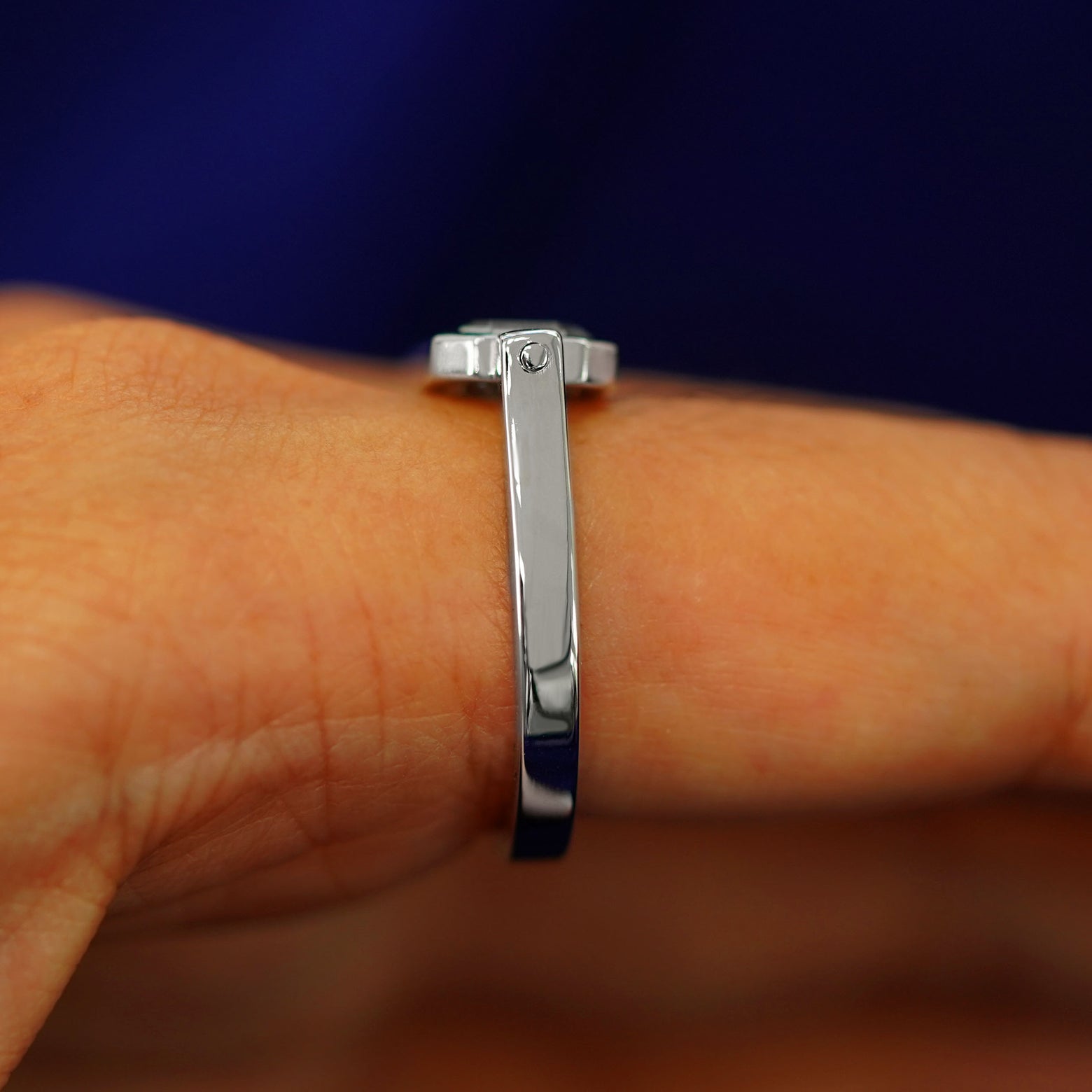 Side view of a white gold diamond Spinner Ring on a model's finger to show details