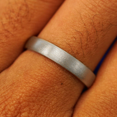 Close up view of a model's fingers wearing a 14k white gold Mix Matte Band