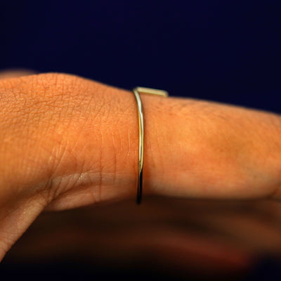 Side view of a Zig Zag Ring on a model's finger